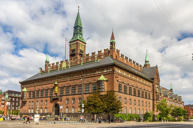 2-Hour Walking Introduction to Copenhagen and its Main Sights - Nyhavn and Amalienborg Palace: Color, War, and a Smart Finish