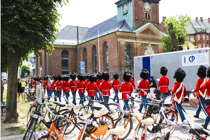 Copenhagen 2-hour City Highlights Bike Tour - Bikes, Ponchos, and Learning the Local Cycling Rhythm