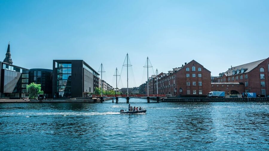 Copenhagen: 3-hour Private Guided Bike Tour - Little Mermaid to Amalienborg: two icons, one harbor mood