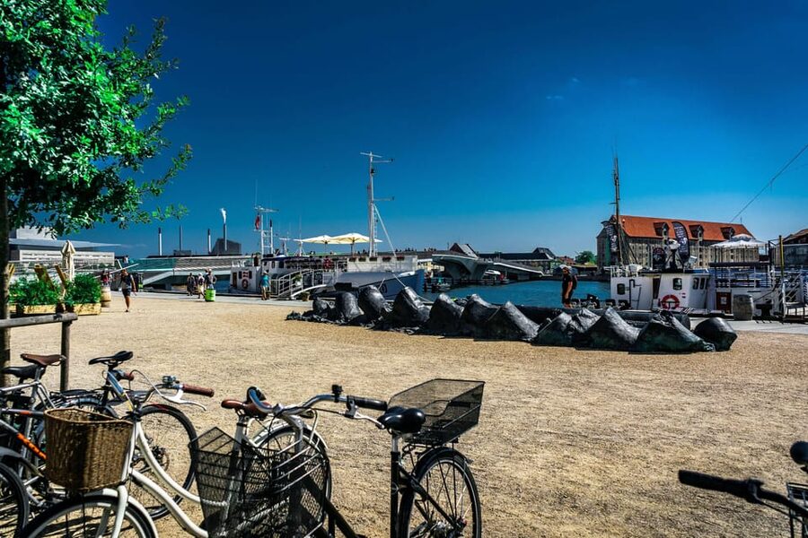 Copenhagen: 3-hour Private Guided Bike Tour - Circle Bridge, Cykelslangen (Snake Bridge), and Islands Brygge: the bike-only landmarks