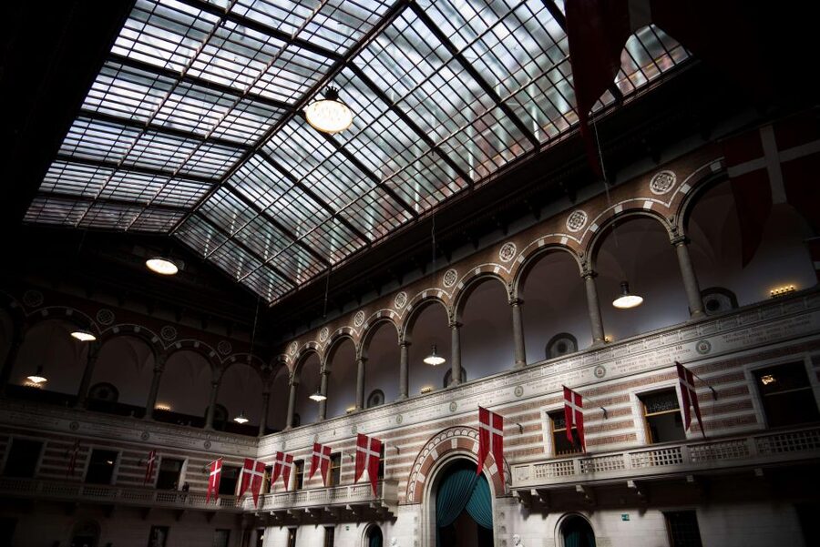 Copenhagen: Canal Boat Cruise & Old Town/Nyhavn Walking Tour - The 1-hour canal cruise: audio guide on Holmen, Little Mermaid, Amalienborg, Fishmarket, and Christianshavn