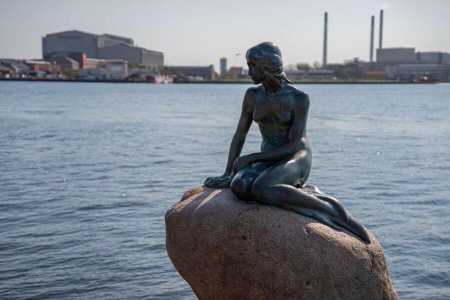 Copenhagen: Canal Boat Cruise & Old Town/Nyhavn Walking Tour - What’s different in the 4-hour option: Rosenborg garden, Frederik’s Church (Marble Church), and Amalienborg Square