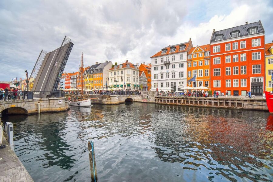 Copenhagen: Canal Boat Cruise & Old Town/Nyhavn Walking Tour - Finding your guide under the Lur Blowers (and starting on the right street)