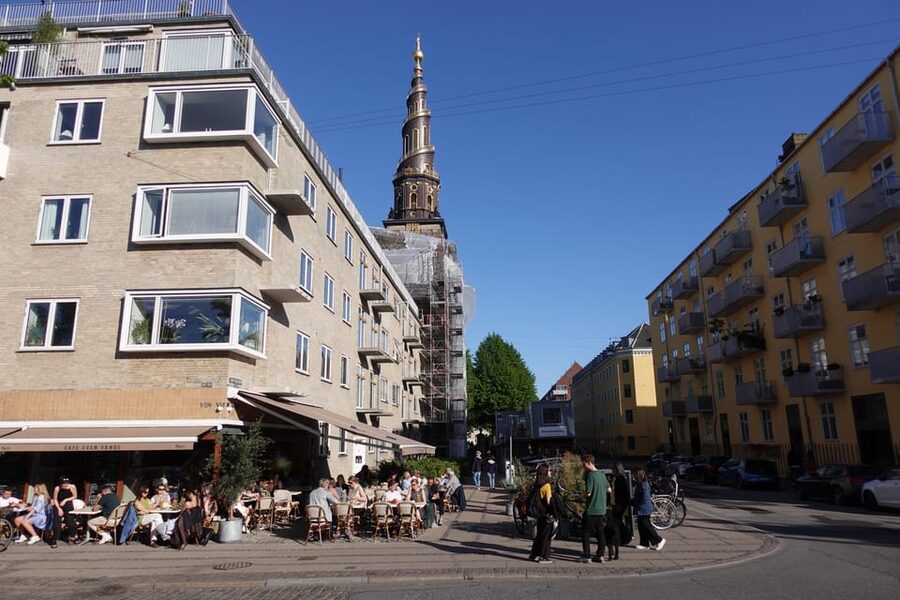 Copenhagen: Christiania & Christianshavn Guided Walking Tour - Meeting at the blue house and getting your bearings fast