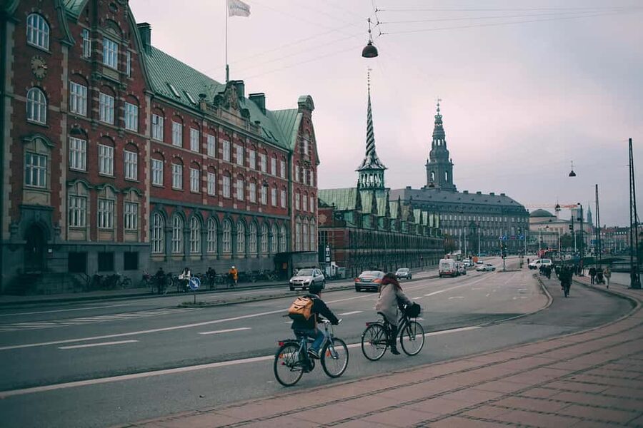 Copenhagen: Guided Bike Tour in French - Meeting near Tivoli and rolling with a French guide