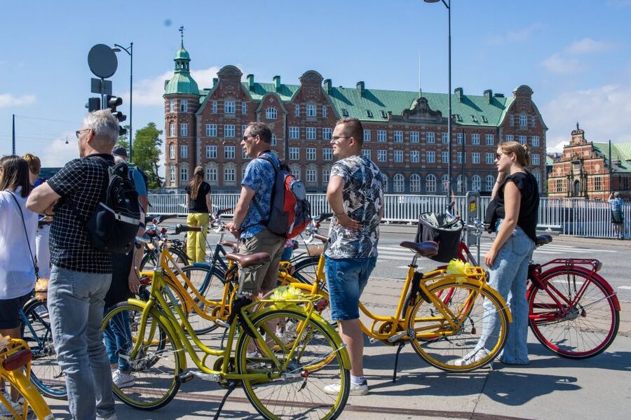 Copenhagen: Highlights 3 Hour Bike Tour with a Local Guide - Rådhuspladsen to Christiansborg: city power and iconic architecture