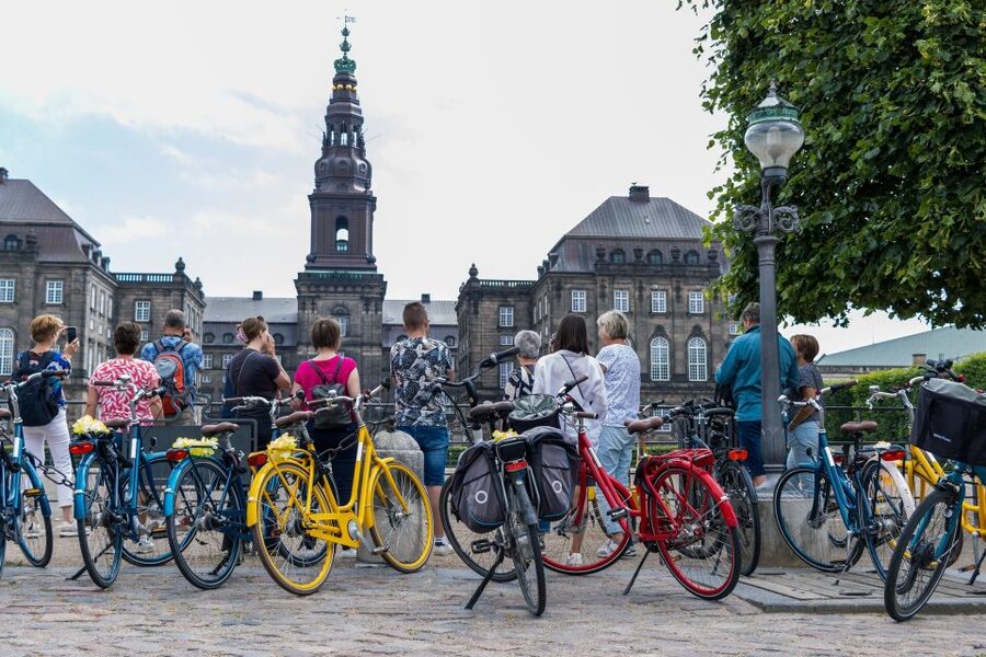 Copenhagen: Highlights 3 Hour Bike Tour with a Local Guide - Amalienborg and the Royal family moment: a photo stop with real energy