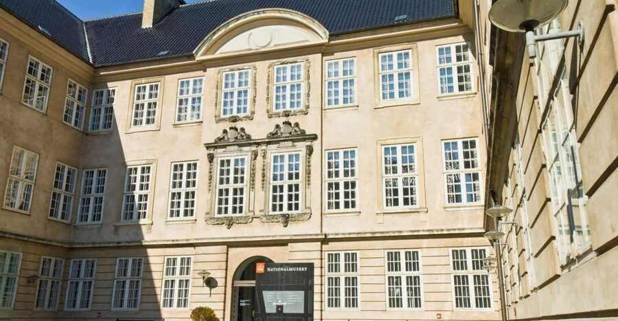 Copenhagen: Old Town and Nyhavn Private Family Tour - Meet at City Hall Square with Andersen ready to go