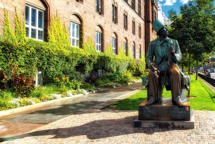 Copenhagen: Old Town and Nyhavn Private Family Tour - King’s Garden and King’s New Square: a calmer break mid-walk