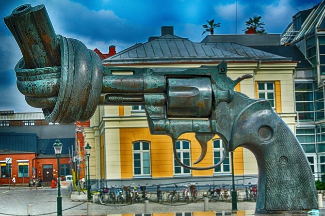 Explore Malmo in 60 minutes with a Local - Lilla torg square time for cafés and historic edges